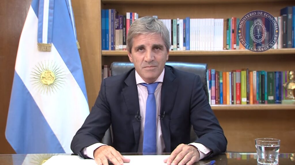 Luis Caputo anunciando las primeras medidas económicas del gobierno de Milei | Imagen: captura de pantalla del Ministerio de Economía (Youtube).
