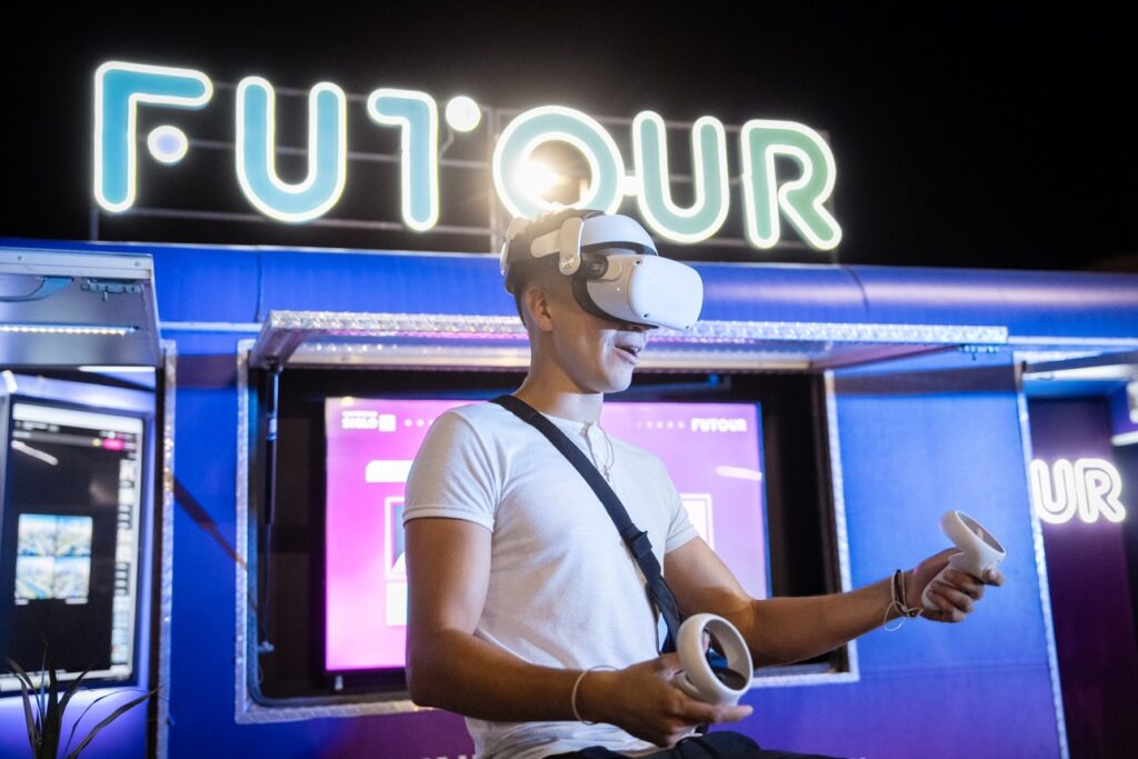 FuTour. Un joven accede al metaverso "explorá tu futuro" con un casco de realidad virtual | Imagen: prensa de la Universidad Siglo 21.